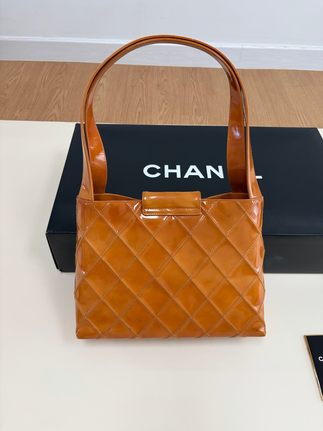 샤넬 에나멜 숄더백 상품이미지2