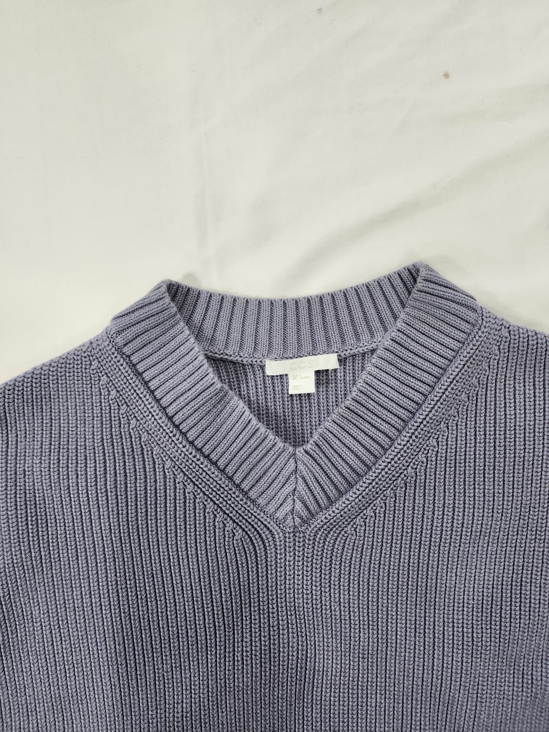 코스 브이넥 가오리핏 니트 상품이미지4