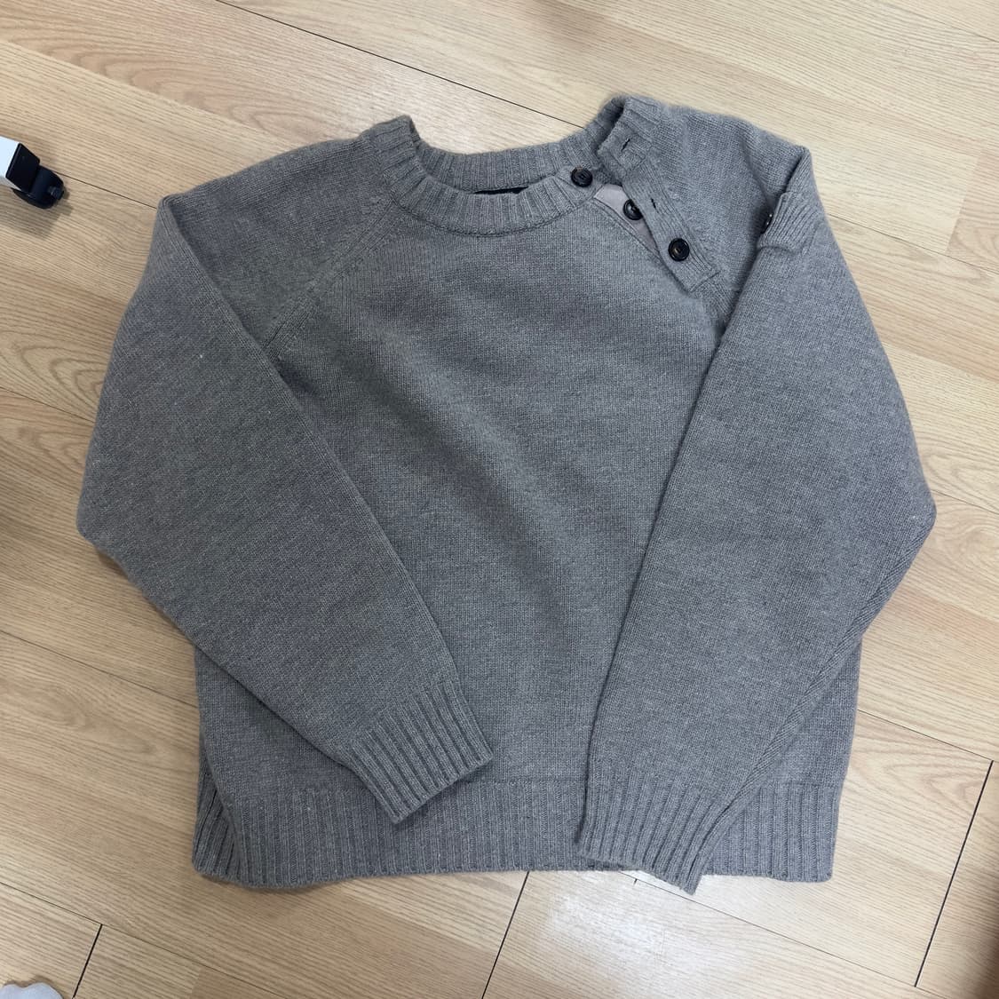 후디진호 밀리터리 헨리넥 니트 더스티 베이지 상품이미지3