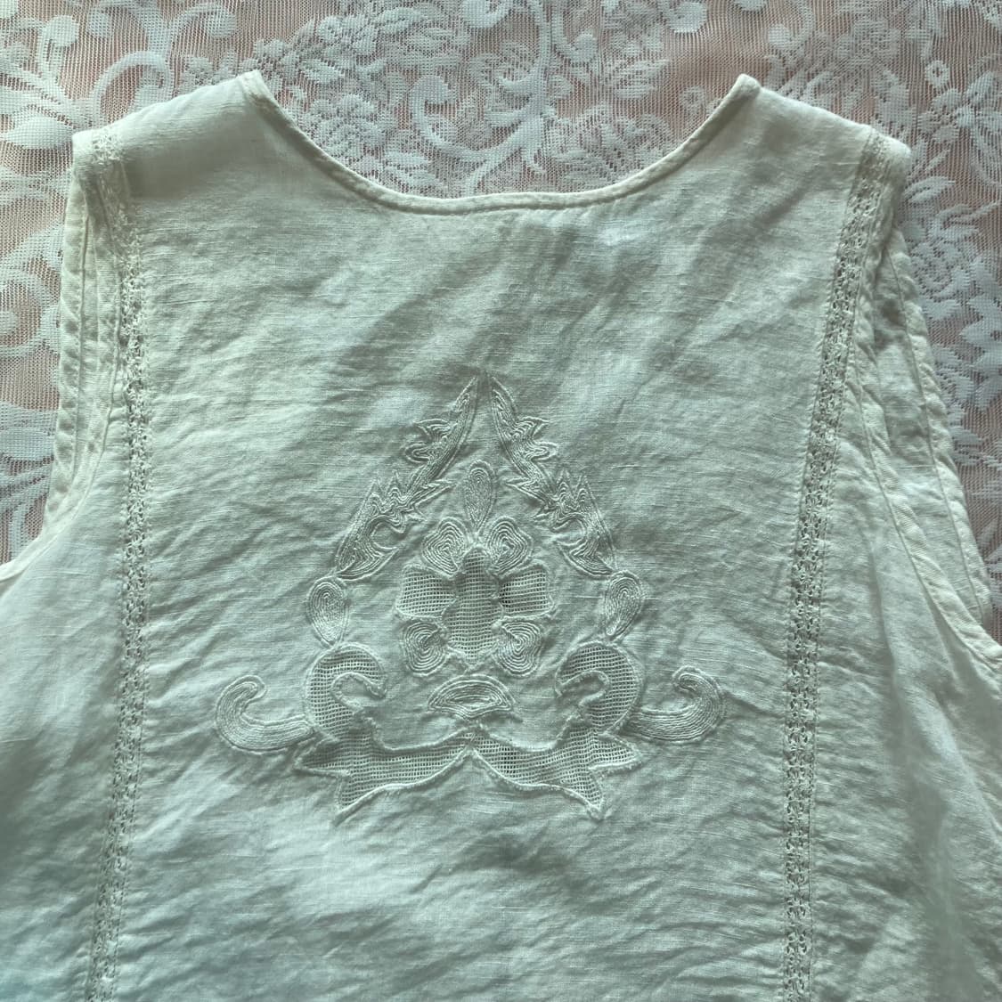 Embroidery sleeveless blouse 상품이미지2