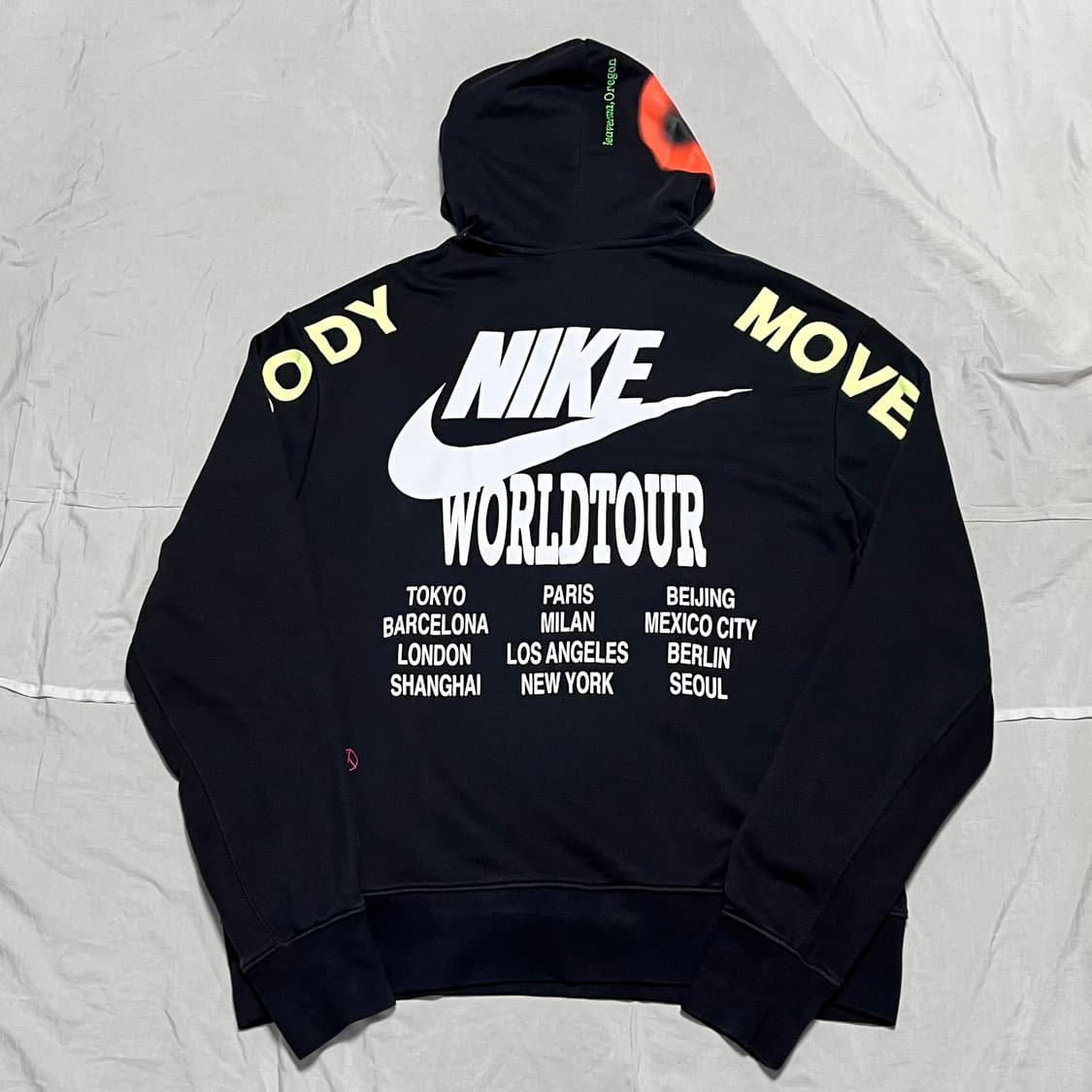 나이키 멀티스우시 월드투어 백프린팅 블랙 후드티 상품이미지3