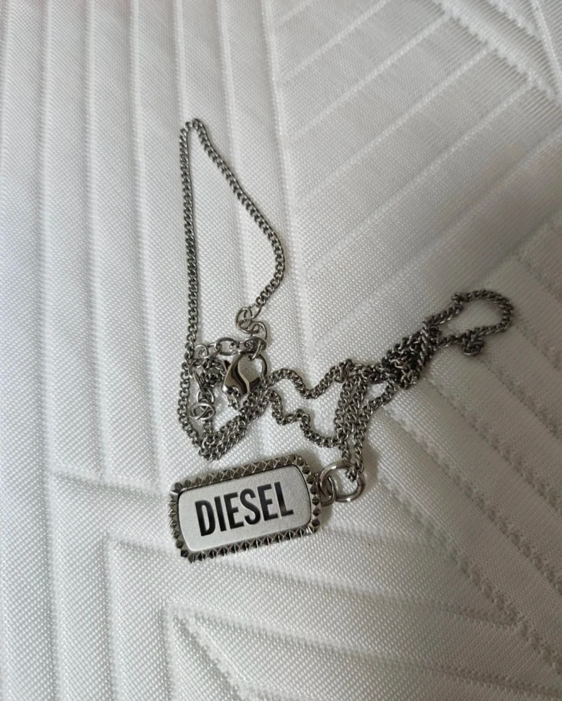 디젤 로고 실버 목걸이(데이식스 영케이 착용) 상품이미지3