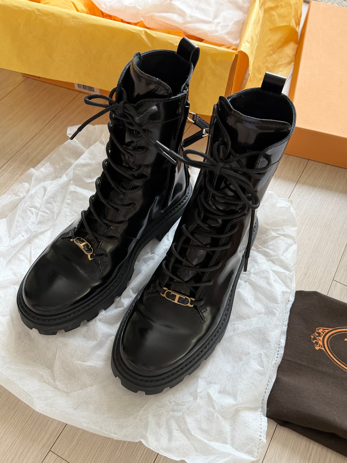 Tod’s 토즈 여성용 컴벳 부츠 미디 부츠 상품이미지1