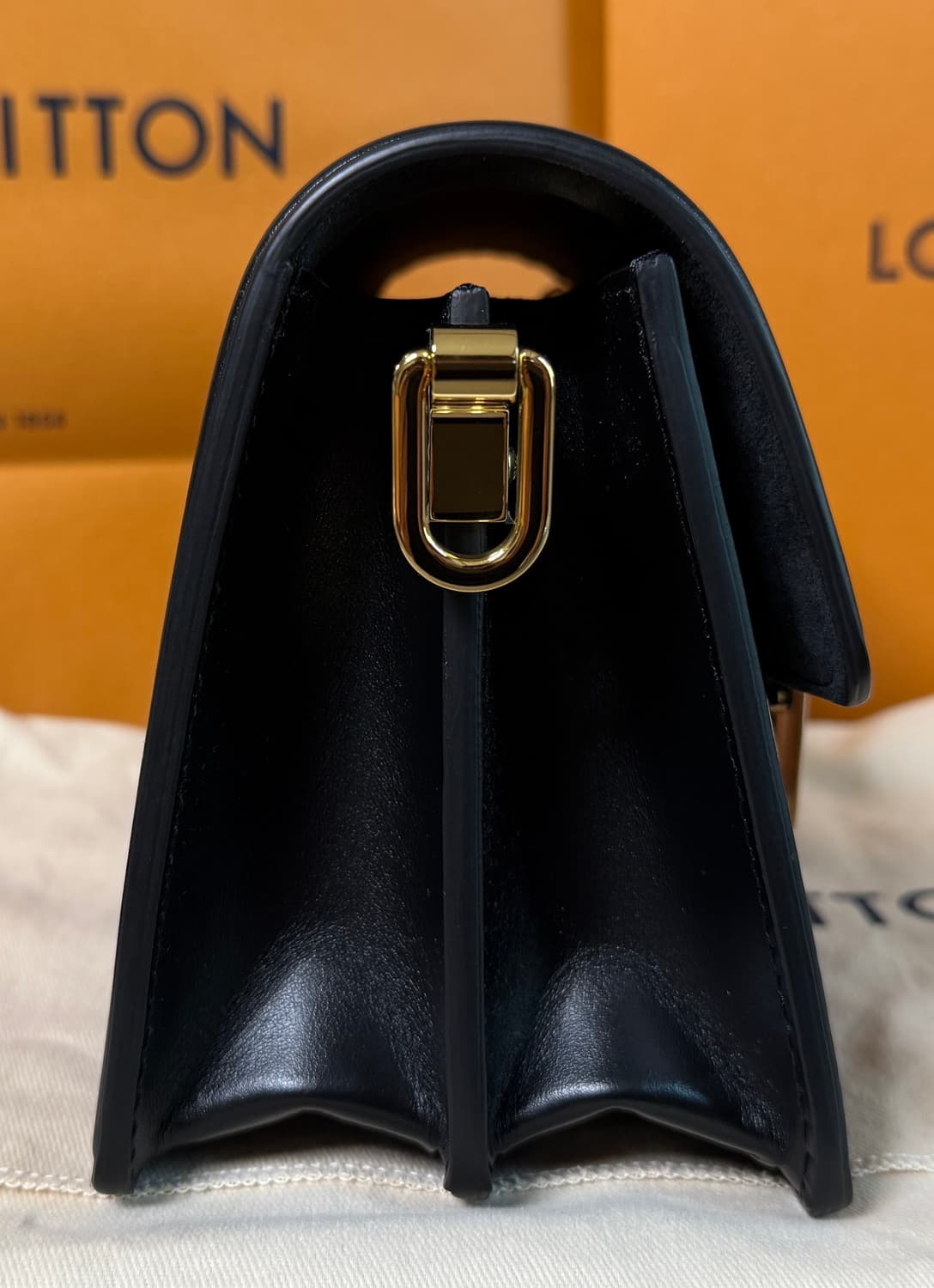 [새상품] 루이비통 에피 에삐 미니도핀 체인 숄더백 블랙 금장 상품이미지5