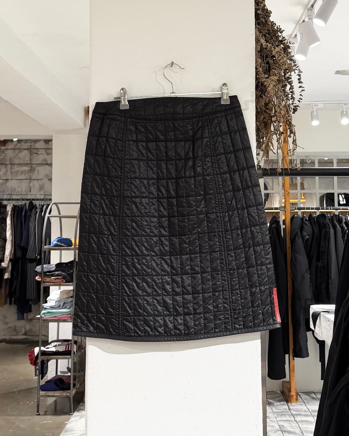 프라다 블랙 퀼팅 패디드 미디 스커드 상품이미지4