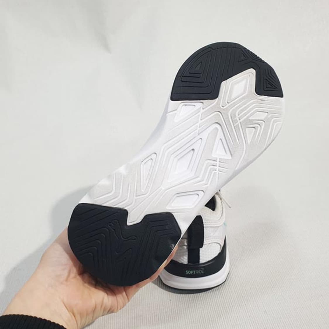 푸마 소프트라이드 소피아 런닝화 230 상품이미지5