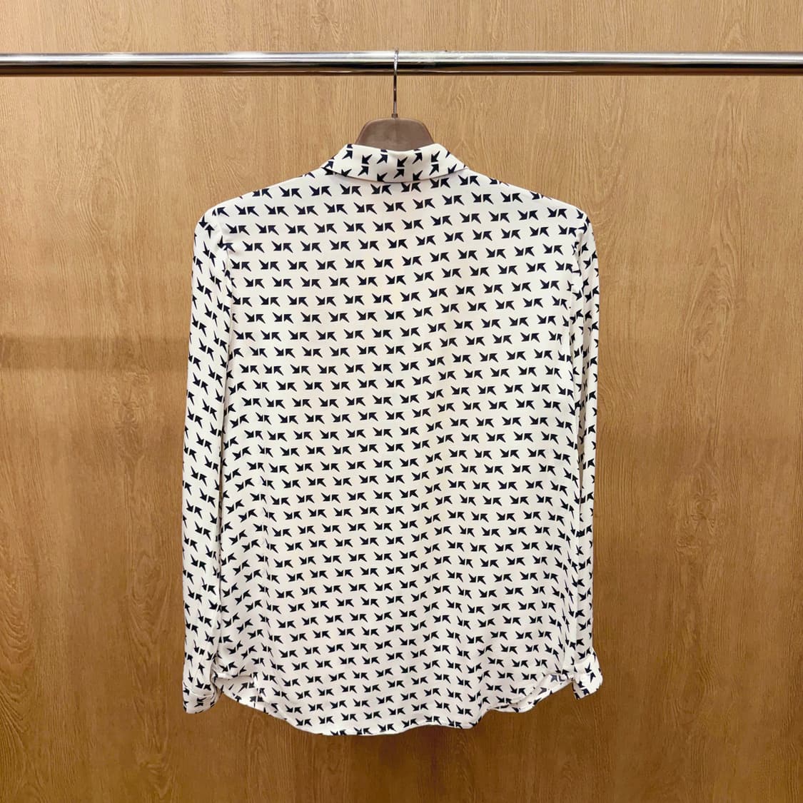 띠어리 실크 셔츠 블랙 패턴 프린트 버튼업 미니멀 아이보리 상품이미지3