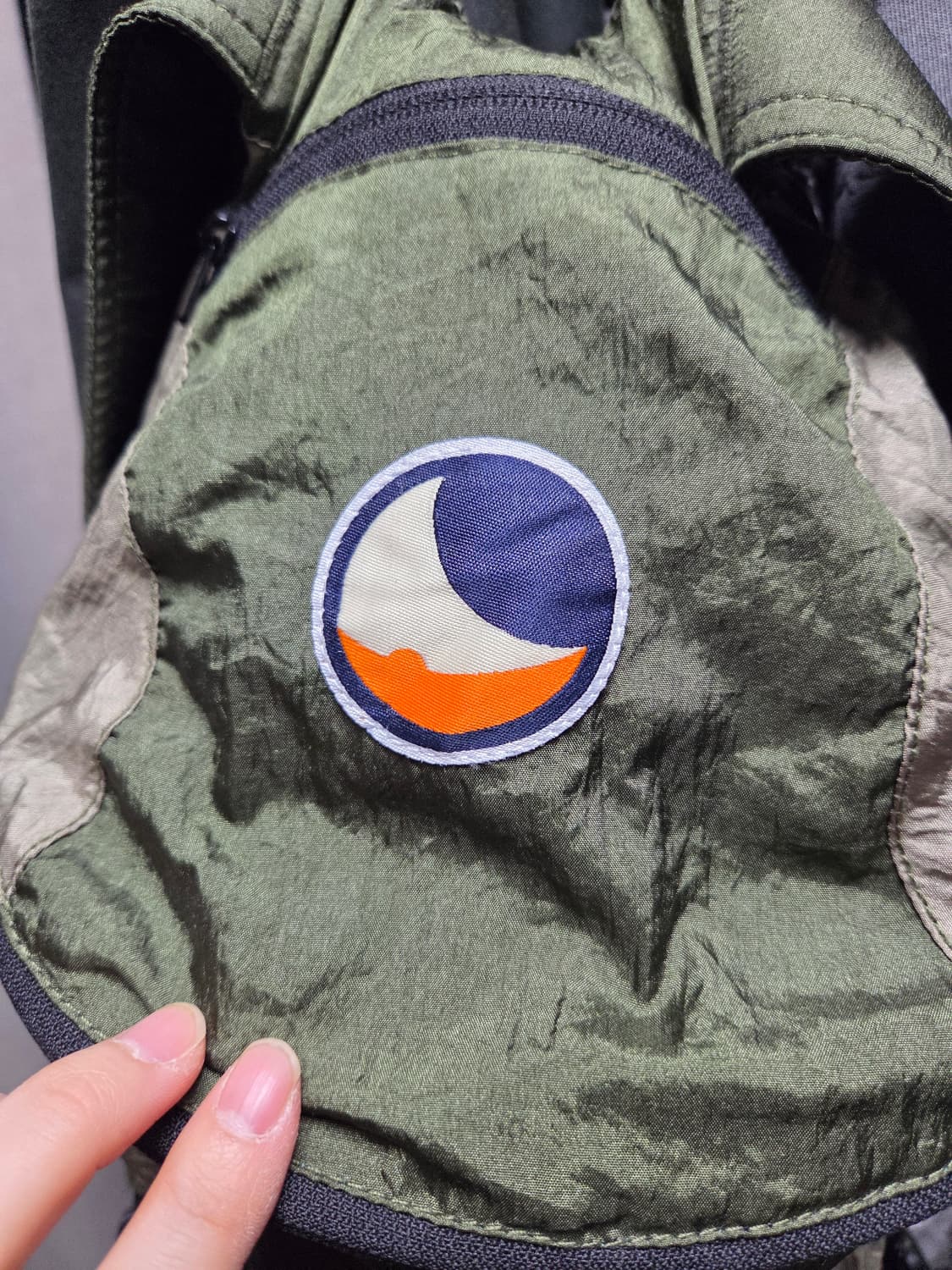 티켓투더문 15L 카키색 상품이미지2