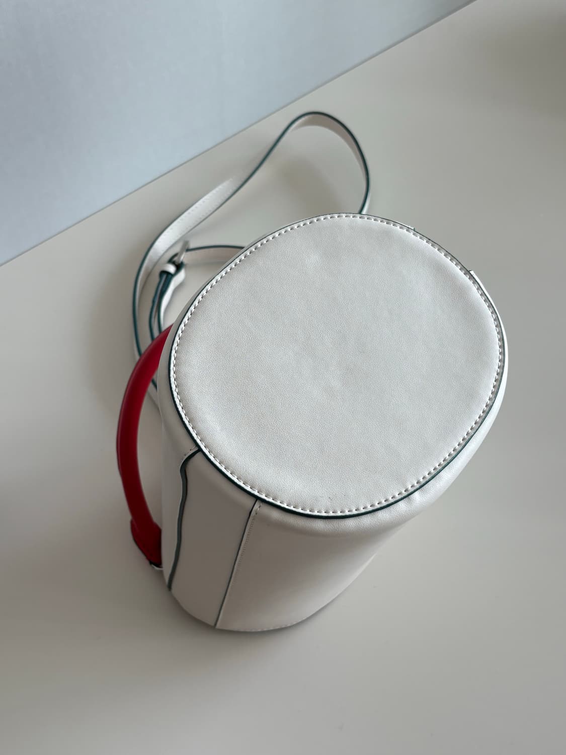 아떼바네사브루노 Elodie 소가죽 소재 버킷백 상품이미지3