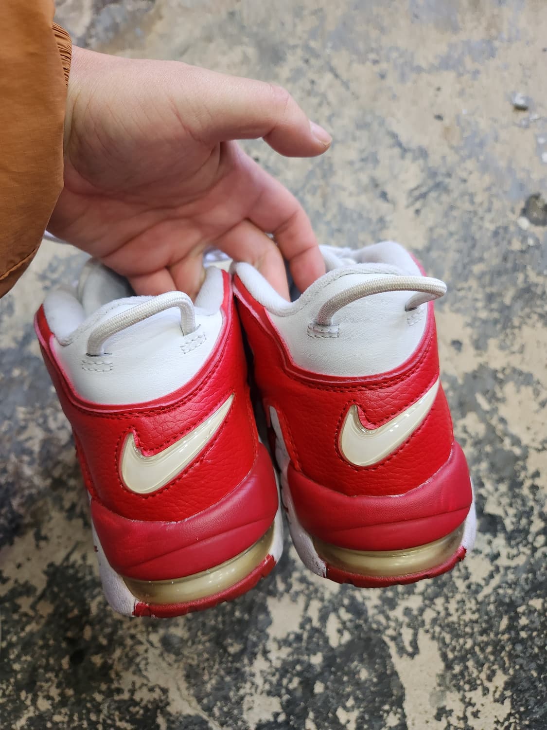 나이키 업템포 에어모어 불스 260mm

 상품이미지7