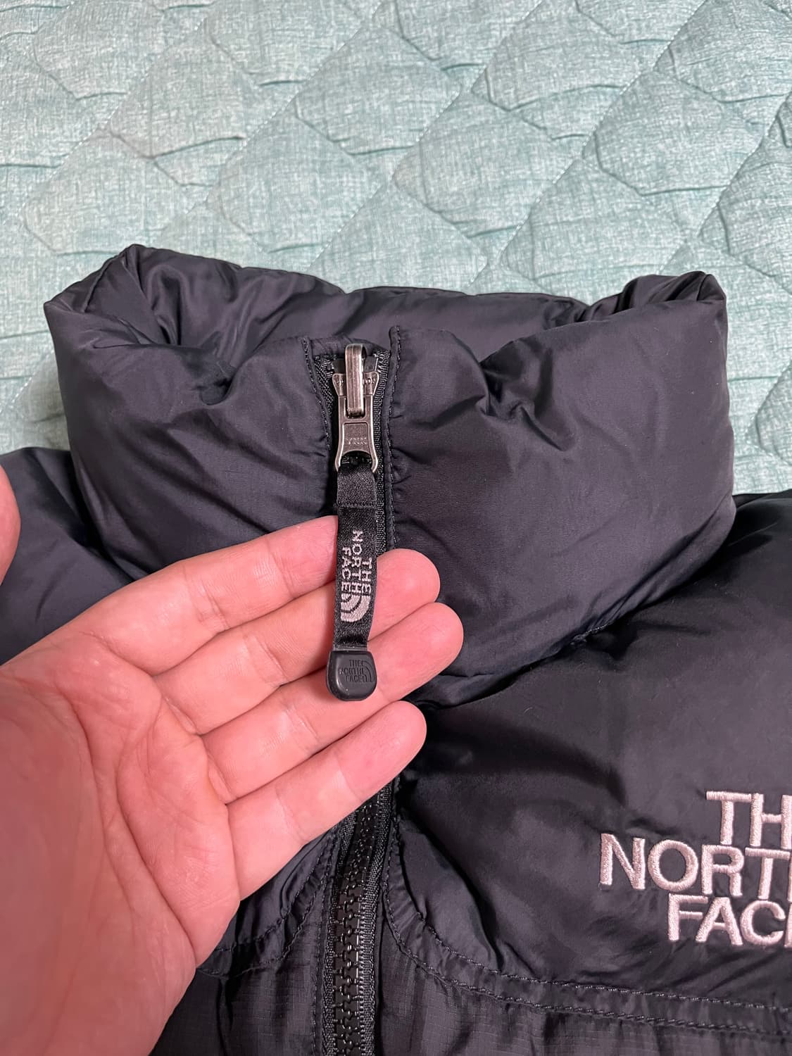 노스페이스 700 중앙로고 패딩 조끼 블랙 xs 상품이미지3