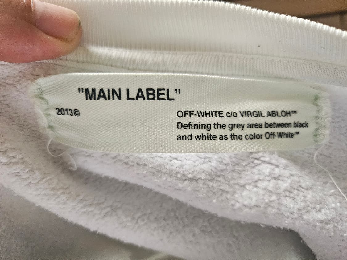 오프화이트 스프레이 맨투맨 m 사이즈 판매합니다  상품이미지3