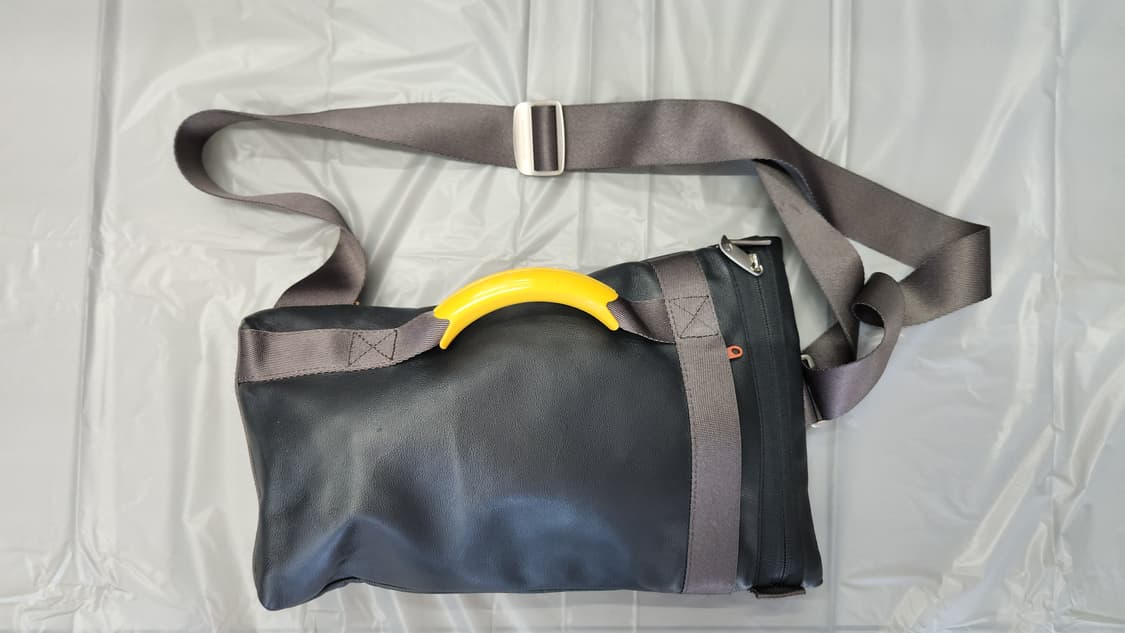 만다리나덕 Mandarina Duck 디그레이맨 가죽 슬링백 상품이미지1