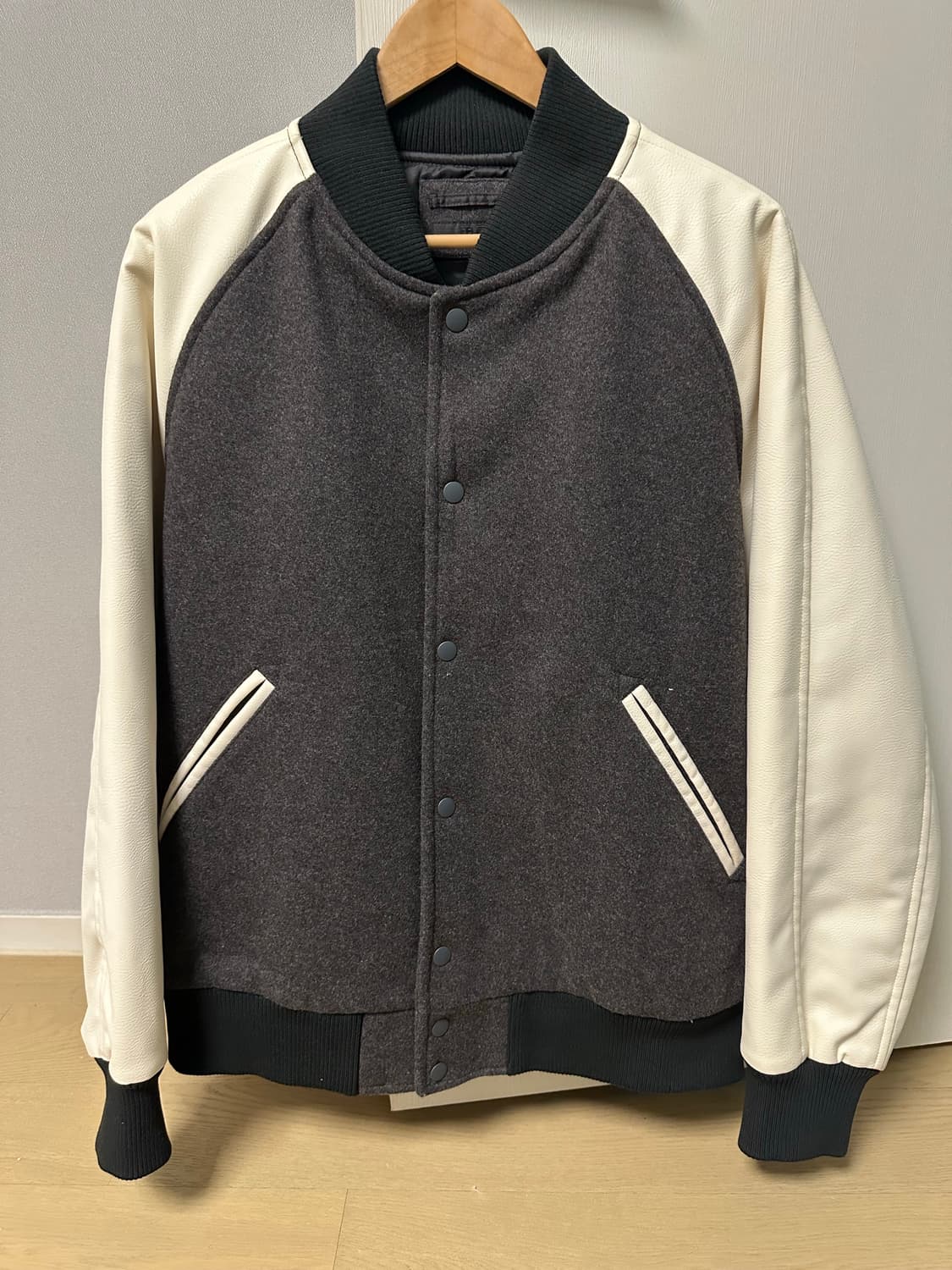 유니클로 차콜/화이트 바시티[XL] 상품이미지2