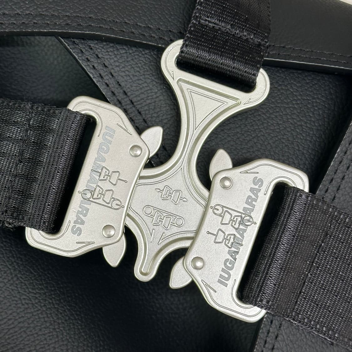 이우가마카라스 크로우 버클 백 상품이미지4