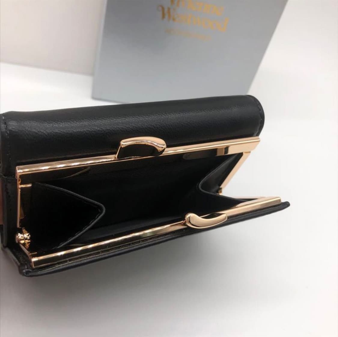 비비안웨스트우드 아카이브 앰보싱 orb 블렉 레더 하프월렛 반지갑 상품이미지6