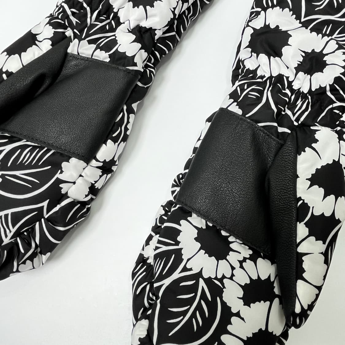 새상품 프라다 패딩 장갑 트라이앵글 로고 플라워 블랙 상품이미지5