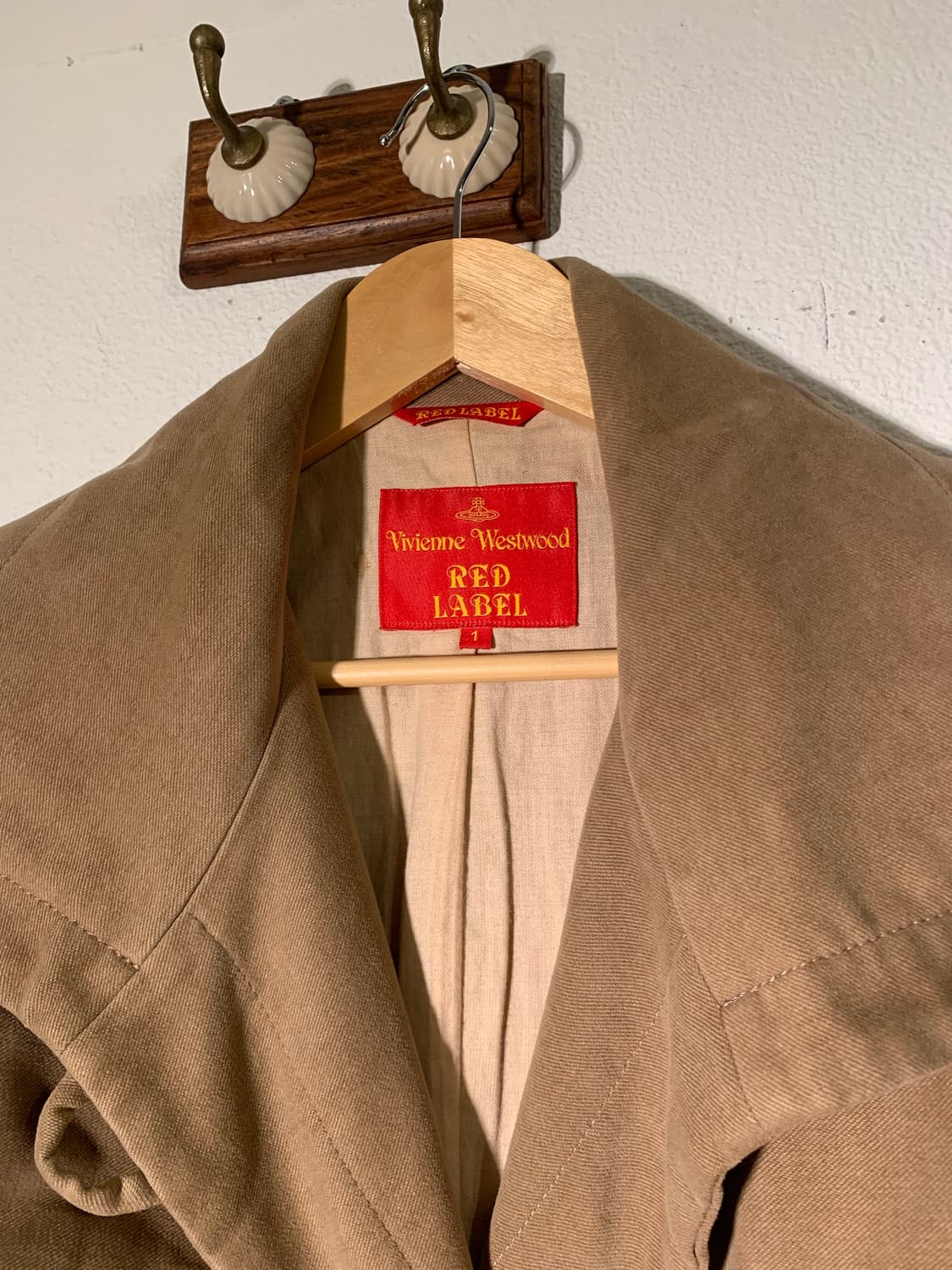 비비안웨스트우드 레드라벨 오브로고 단추 베이지 코트 상품이미지3