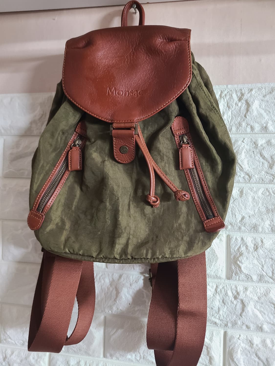 몽삭 여성 카키색 가죽 백팩 상품이미지2