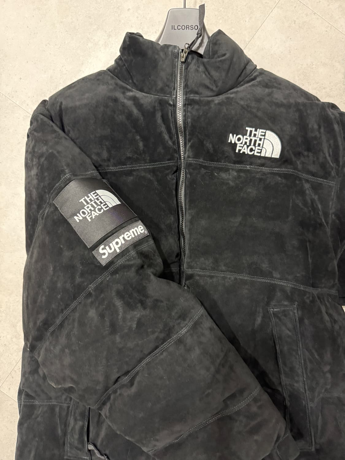 슈프림 x 노스페이스 스웨이드 눕시 자켓 블랙 23FW 상품이미지1