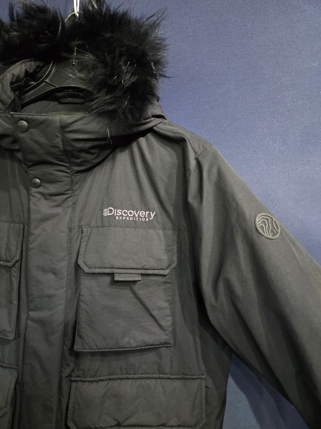 디스커버리 블랙컬러 남성 넉넉한 100 덕다운 패딩  상품이미지4