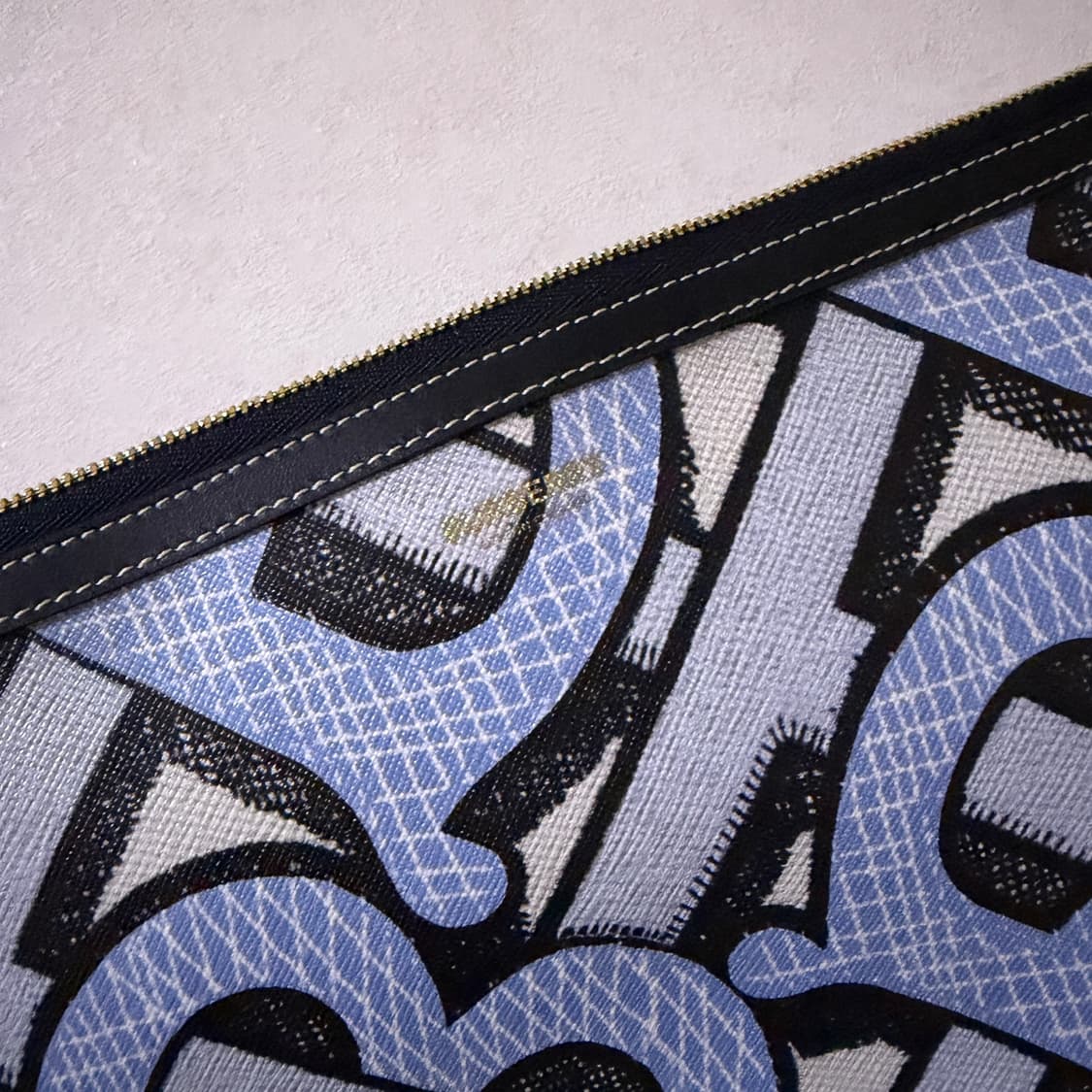 버버리 로고 패턴 클러치백 상품이미지5