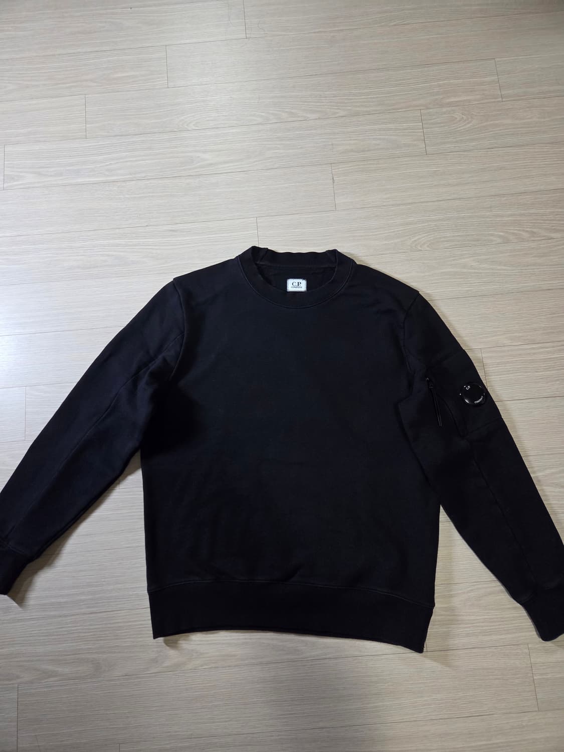 C.P. 컴퍼니 렌즈 와펜 맨투맨 블랙 상품이미지1