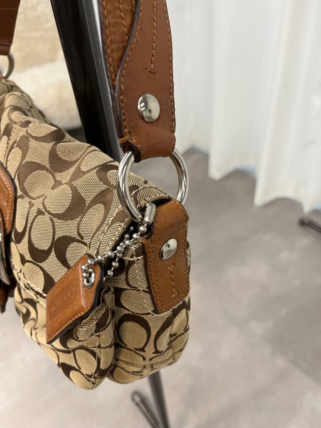 Coach Front Pocket Beige Solder Bag 상품이미지8