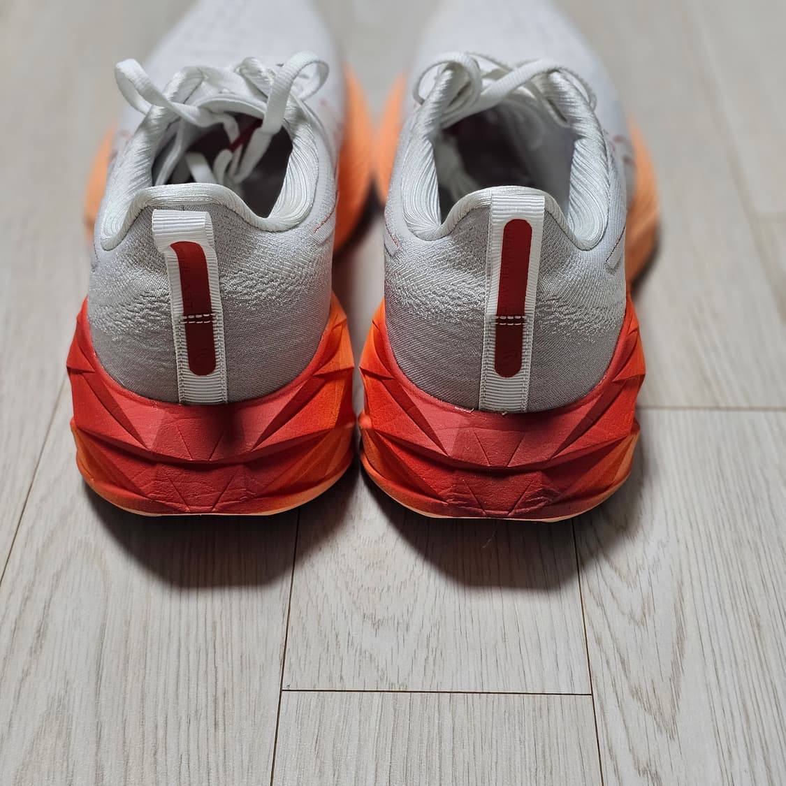 아식스 노바블라스트 4 화이트 문락 오렌지 러닝화 런닝 상품이미지6