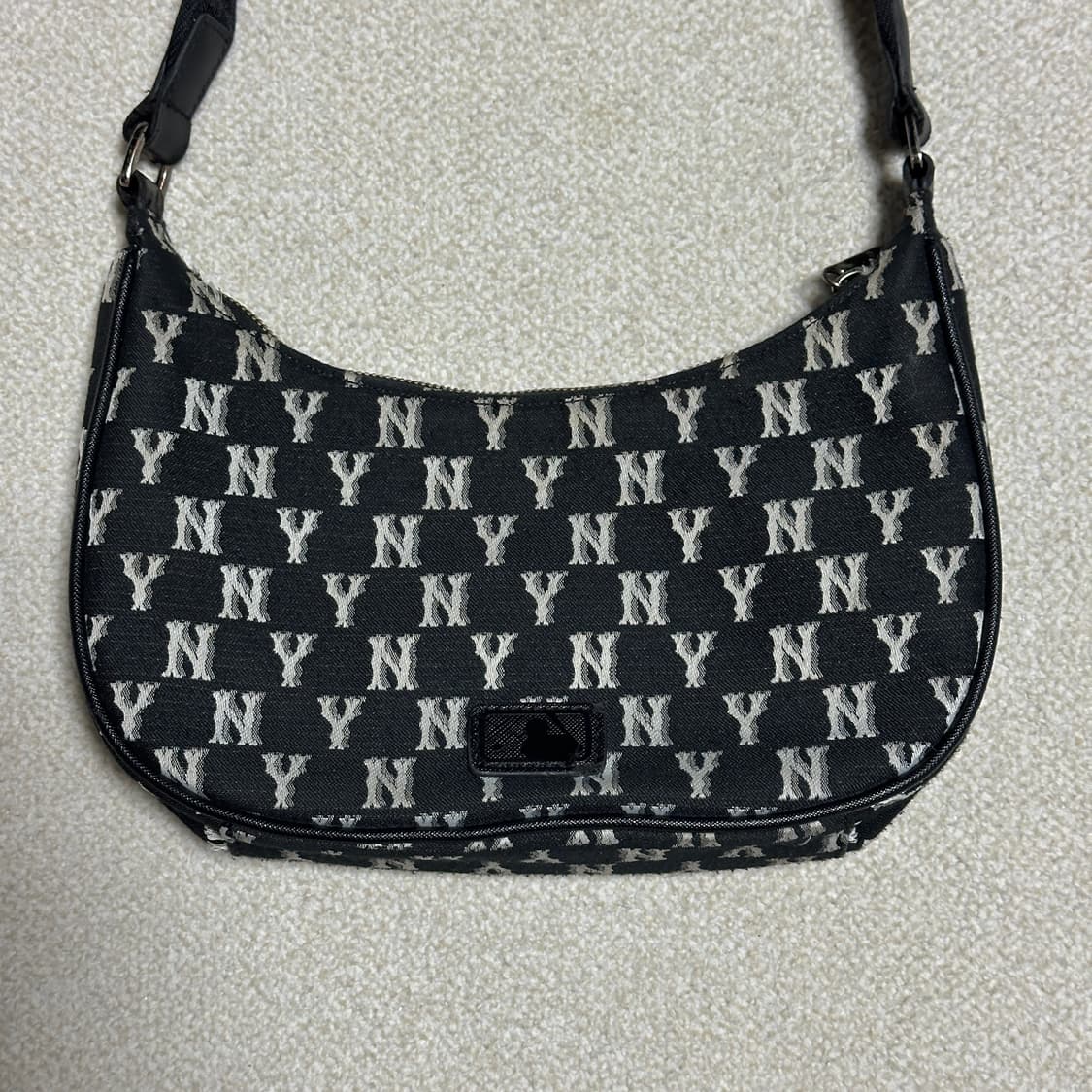 MLB 모노그램 자카드 호보백 상품이미지3