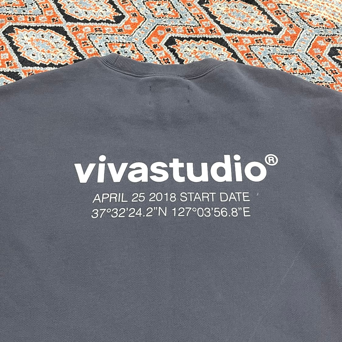 비바스튜디오 스펠로고 차콜 맨투맨 남성L 상품이미지7