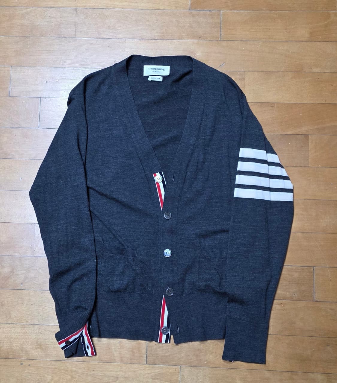 [3,새상품급]톰브라운 메리노울 가디건 다크그레이 상품이미지2