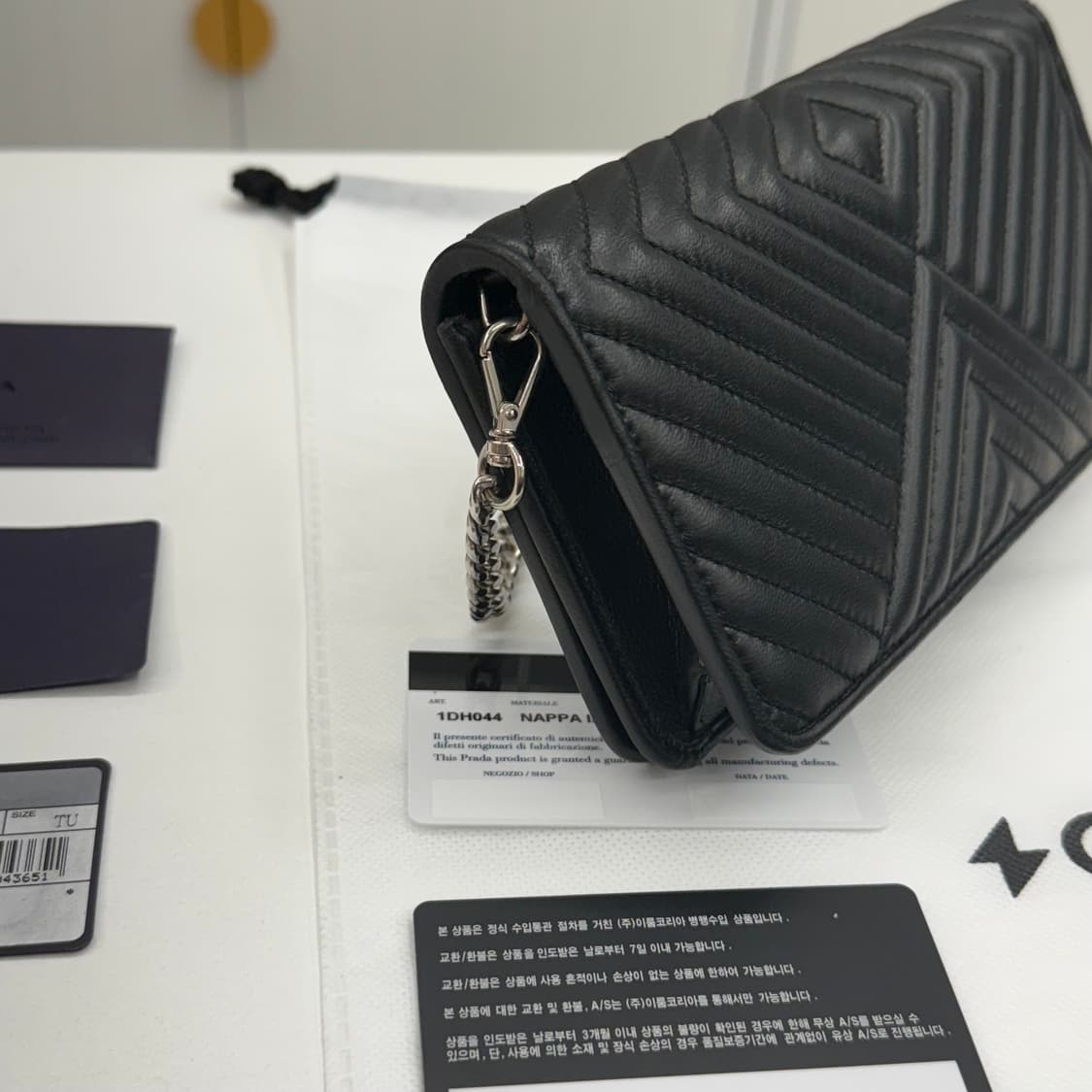 프라다 나파 체인 크로스백 블랙 상품이미지4