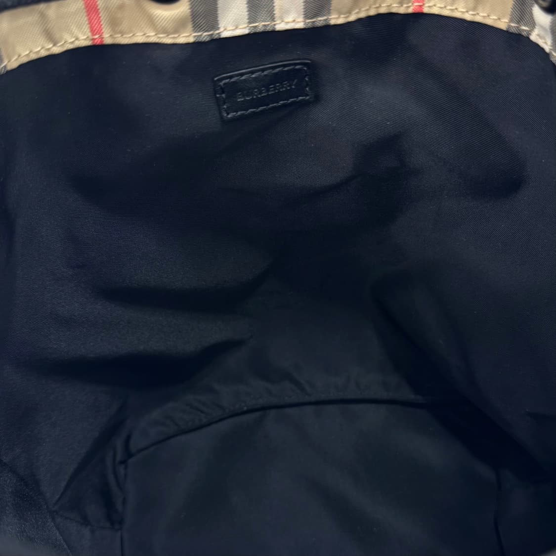 버버리 포이베 버킷 파우치 베이지 (8026737) 상품이미지10