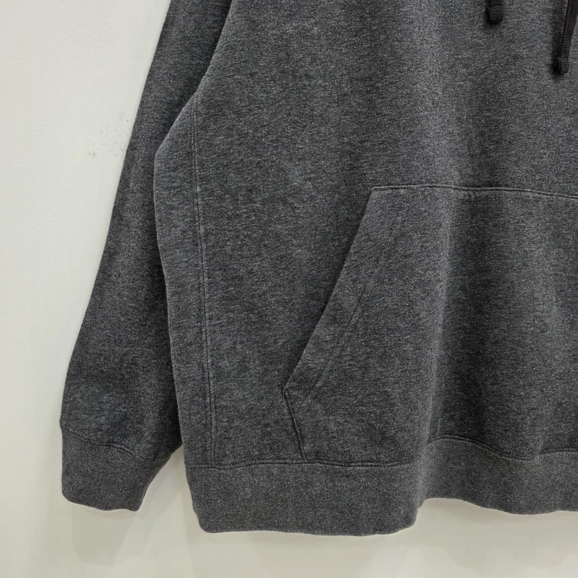 나이키 클럽 플리스 스우시 차콜 기모 후드티 상품이미지4