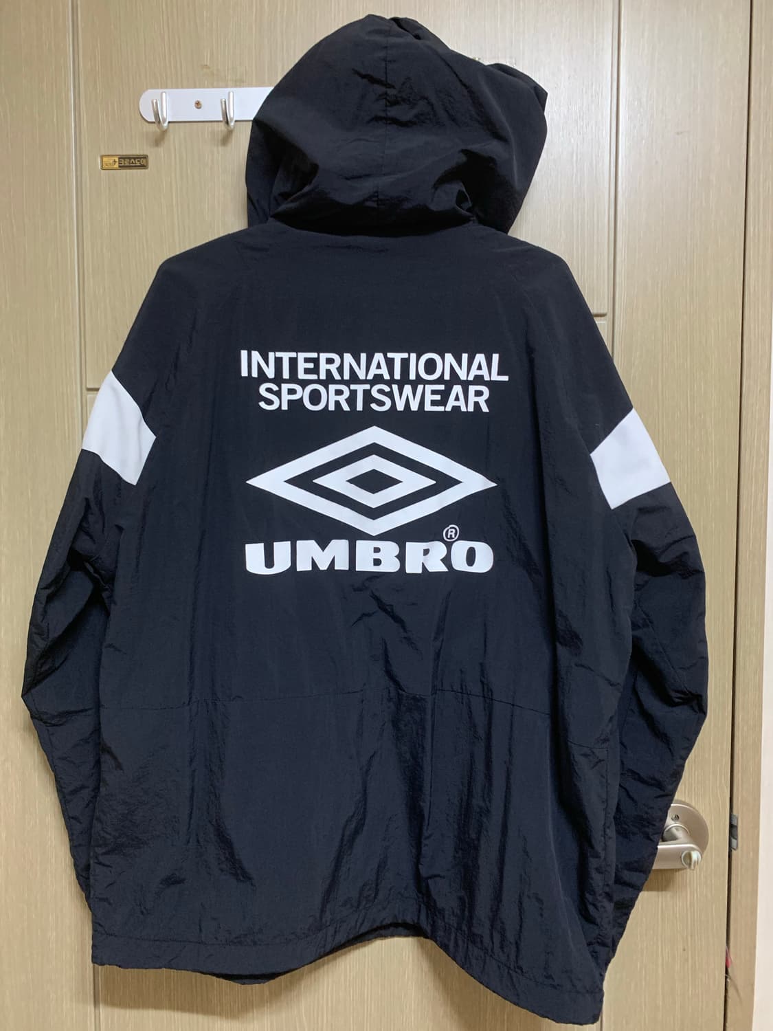 엄브로 블랙 후드 바람막이 105 상품이미지2