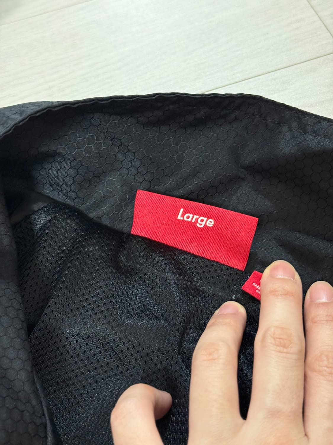 [L] 슈프림 24fw 리플렉티브 파이핑 풀오버 블랙 색상 상품이미지6