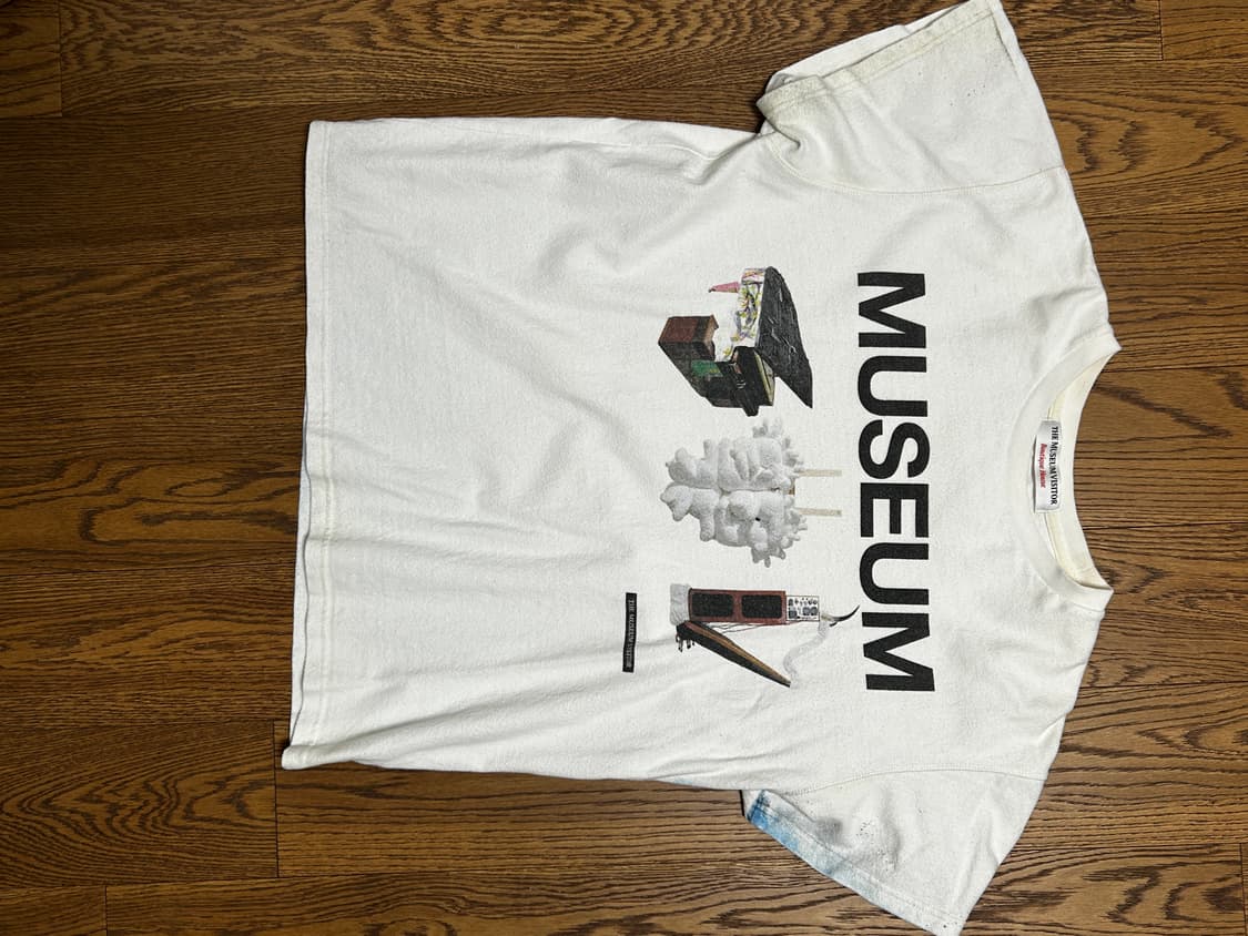 [M] 더뮤지엄비지터 반팔 티셔츠 화이트 상품이미지1