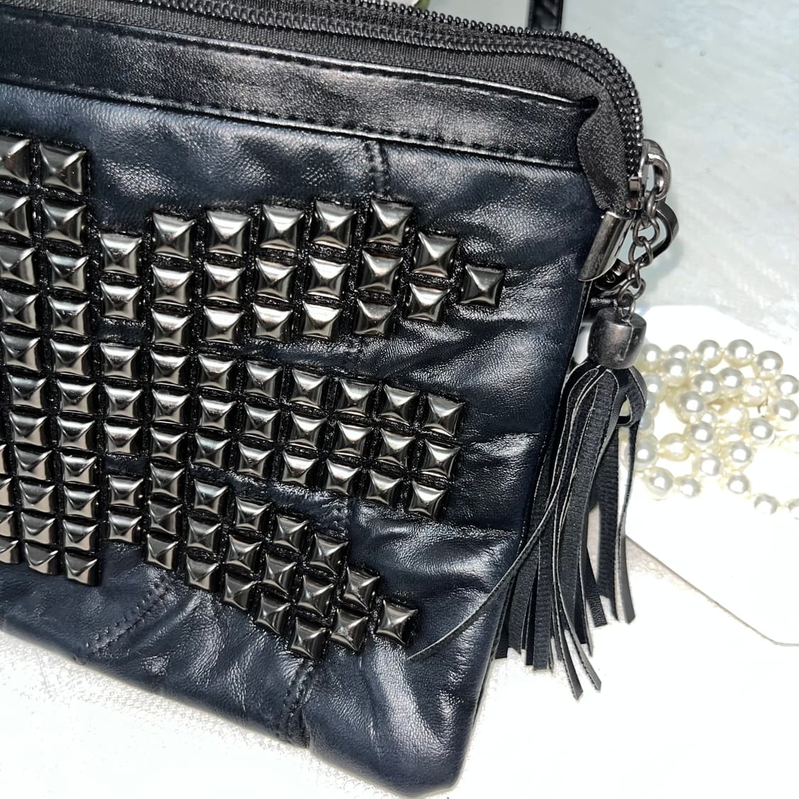 락시크 스터드 레더 크로스백 상품이미지3