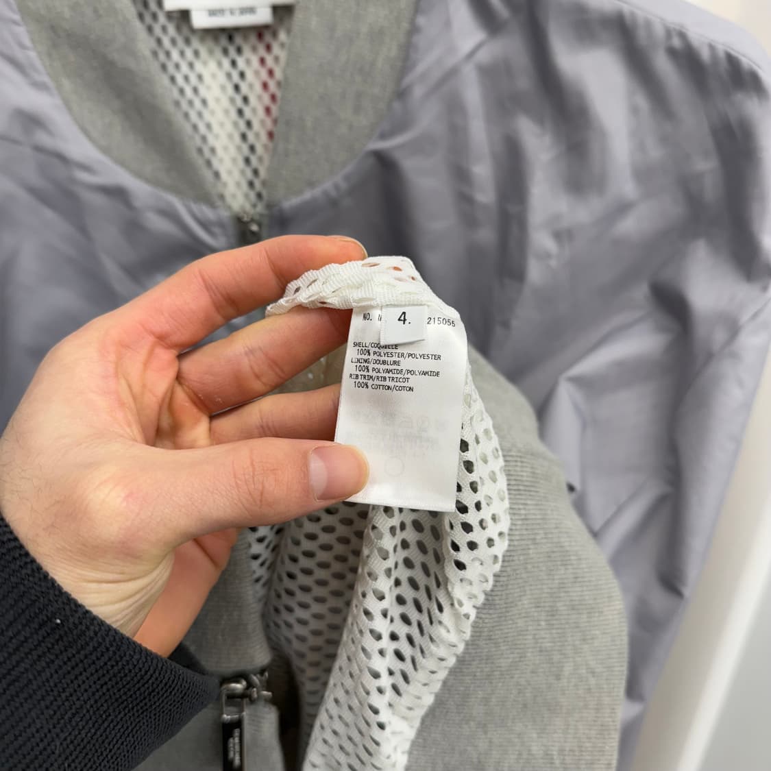 [4] 톰브라운 백삼선 나일론 봄버 자켓 상품이미지4