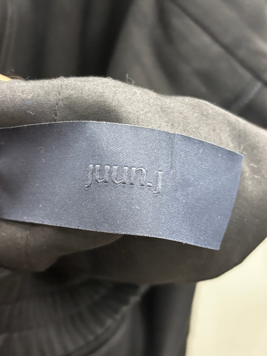 준지 블랙 밴딩 테이퍼드 팬츠 상품이미지4