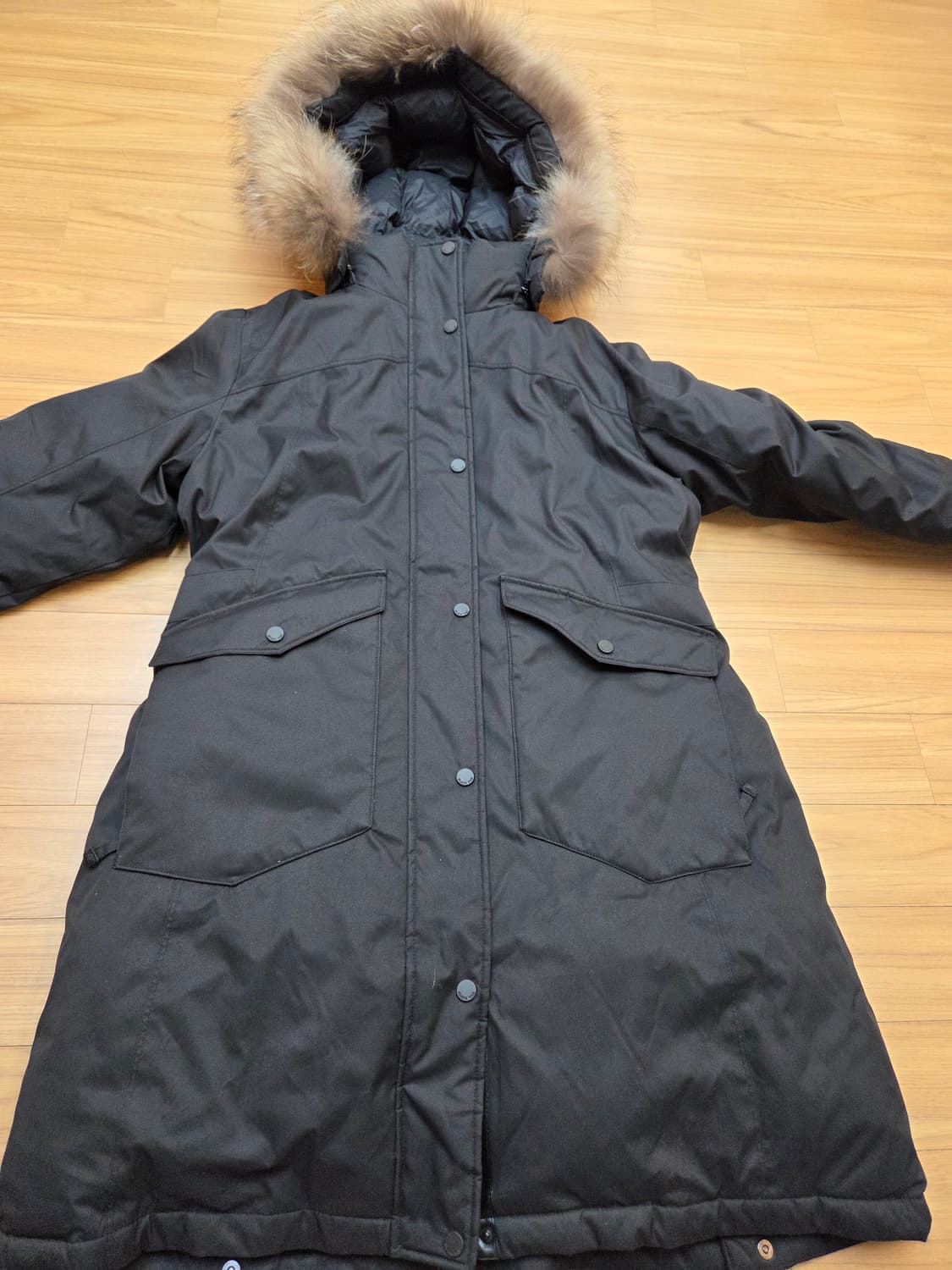 블랙야크 110 사이즈 롱패딩입니다. 블랙 색상이라 어느 옷에나 잘 어울 상품이미지1