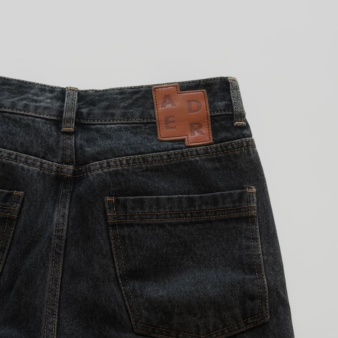 아더에러 시그니피컨트 TRS 태그 진 블랙 상품이미지3