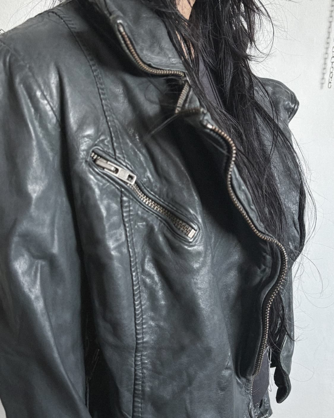 *홀드중*muubaa 아티저널 램스킨 사선지퍼 하이넥 드레이프 자켓 상품이미지5