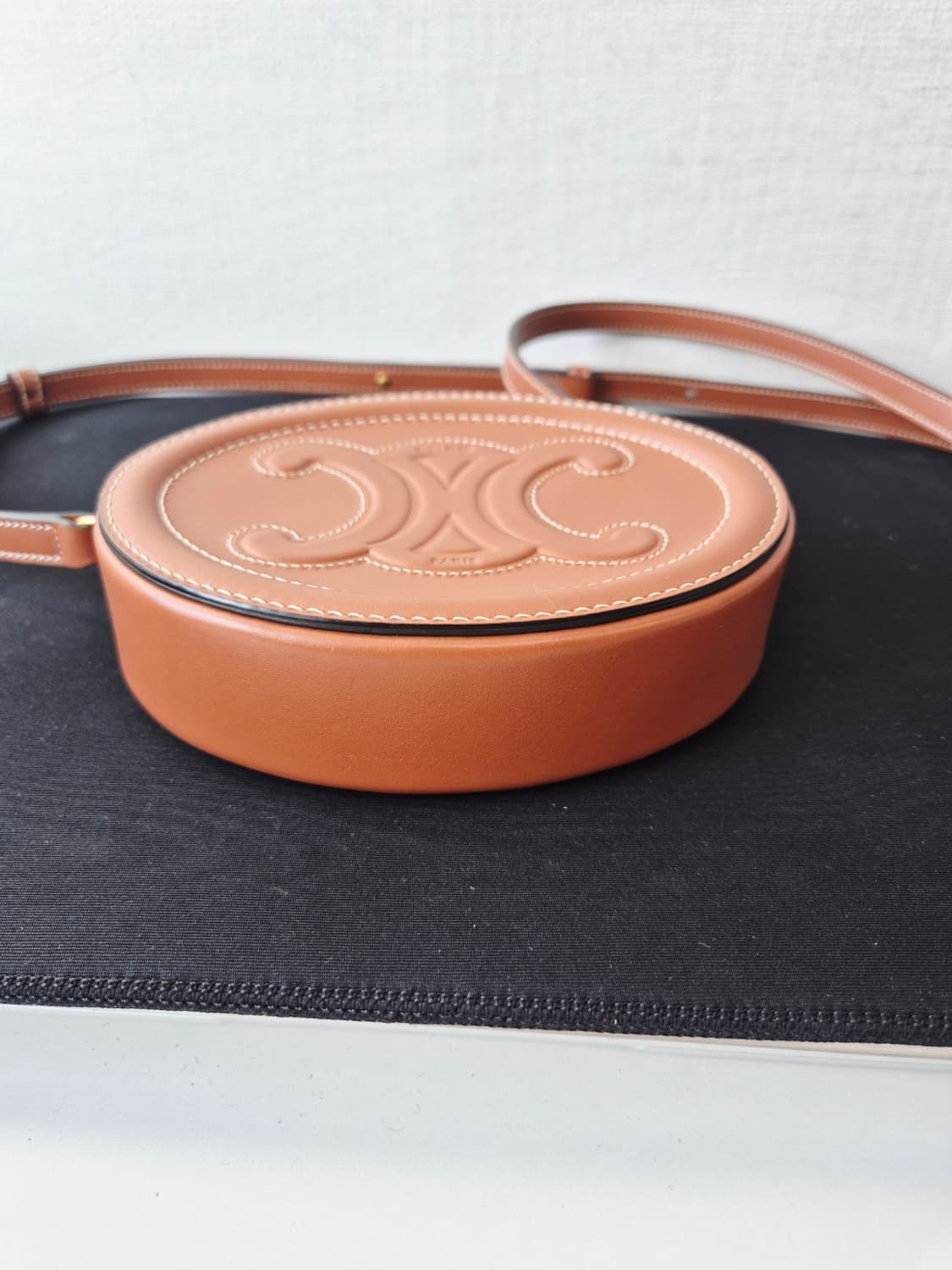 셀린느 트리오페 오벌펄스 크로스백 탄 상품이미지3