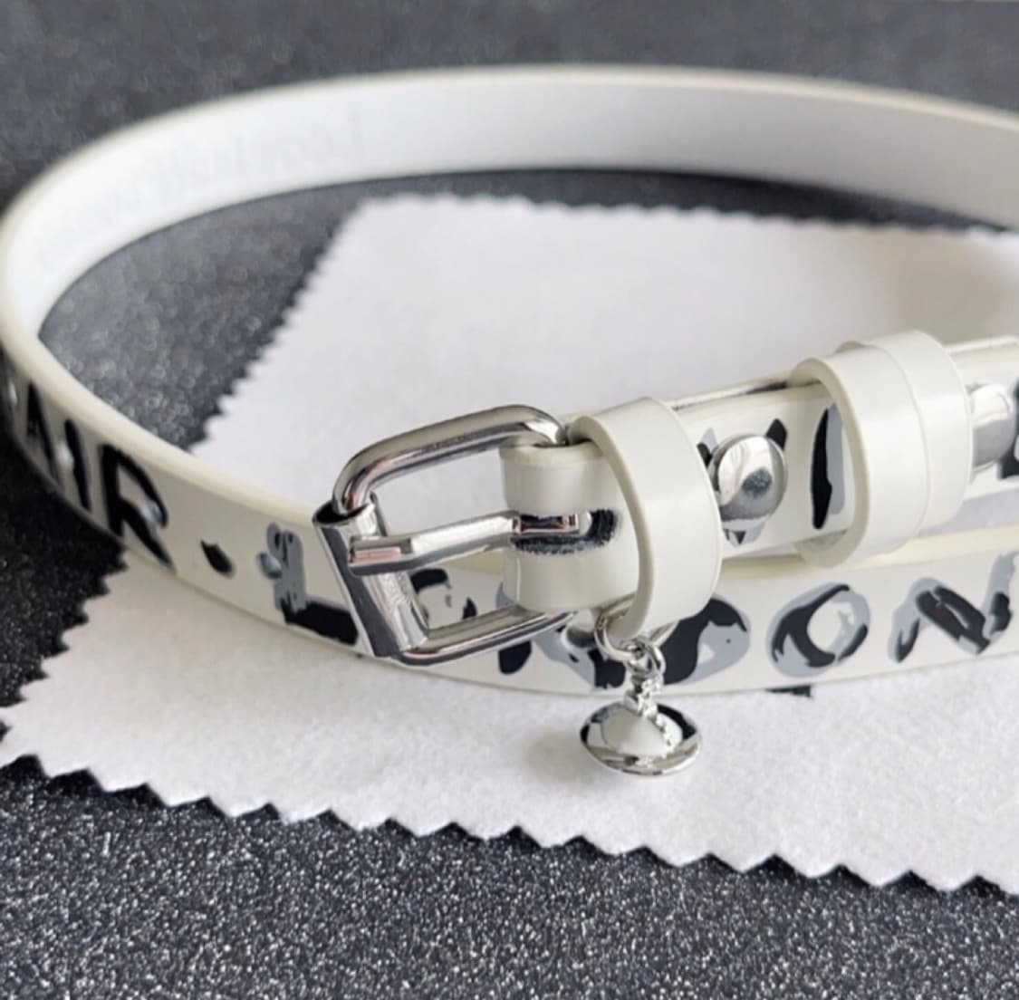 비비안웨스트우드 아카이브 레터링 orb 팬던트 화이트레더 초커 상품이미지3