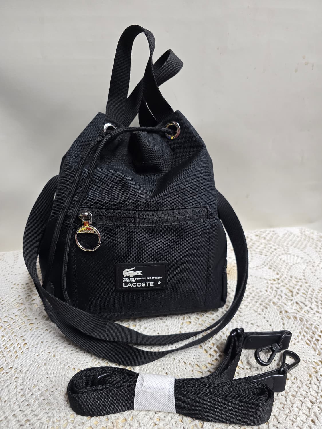 라코스테 블랙 드로우스트링 버킷백 상품이미지1