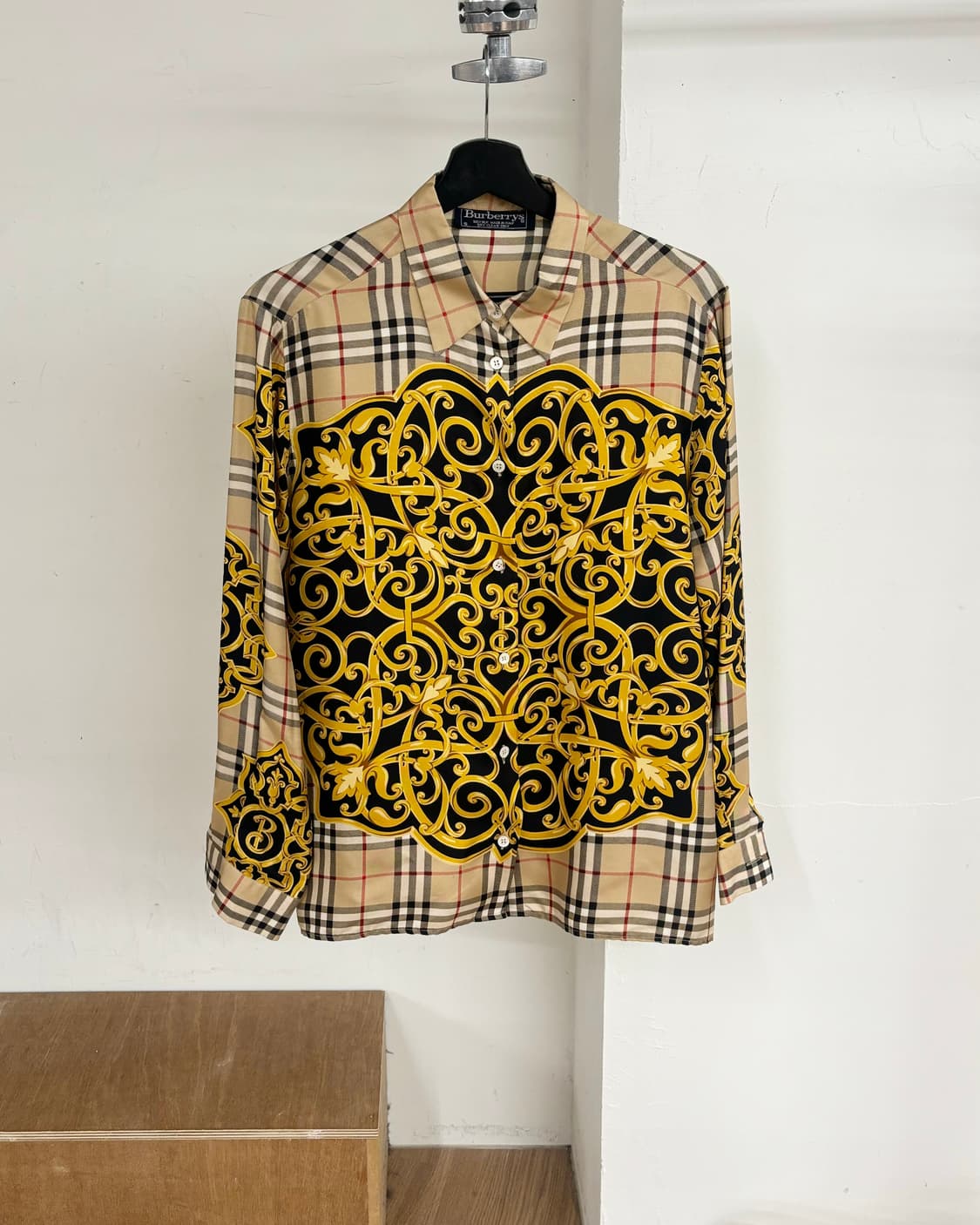 버버리 노바 체크 바로크 패턴 실크 롱슬리브 셔츠 상품이미지1