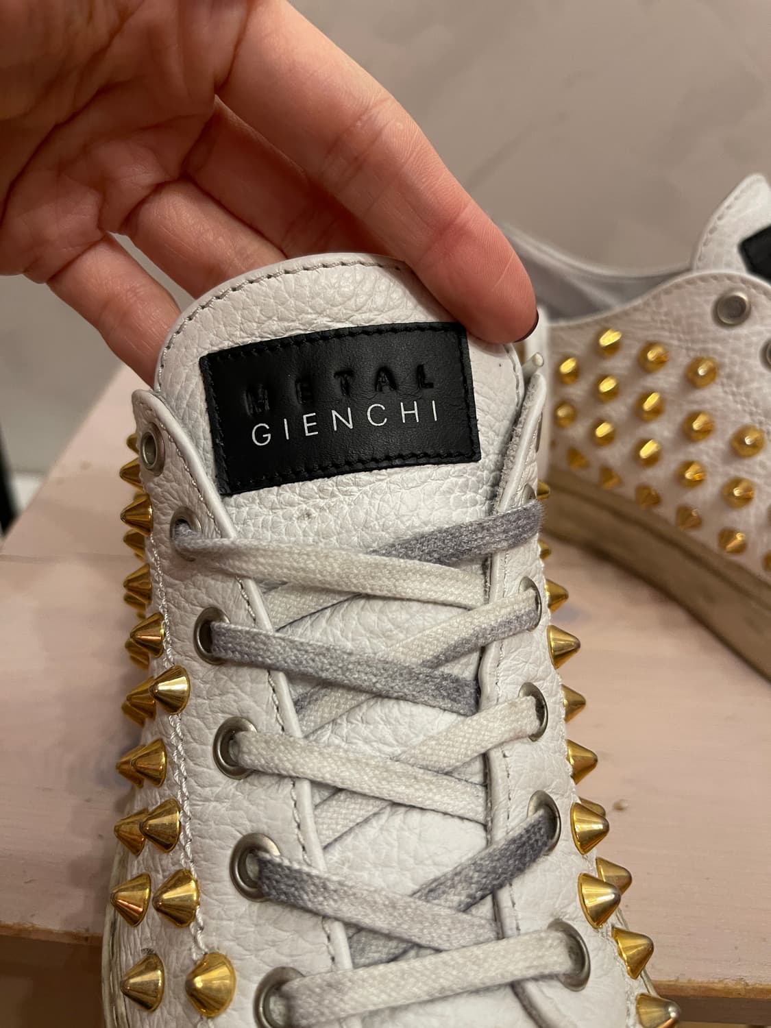 젠치 GIENCHI 메탈 스터드 스니커즈 37/240 상품이미지3