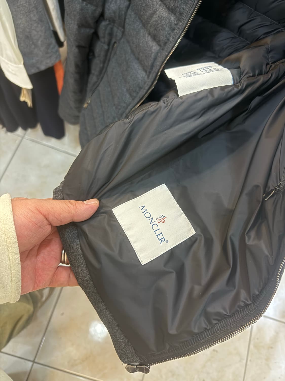 2/100 정품 몽클레어 DELABOST 패딩 팝니다 상품이미지3